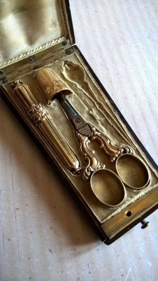 Antique French Gold 18K Sewing Set Needles Case Thimble Scissors 3