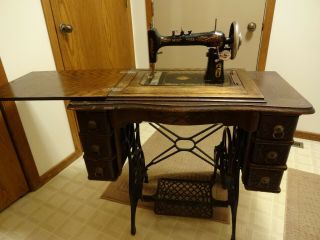 Treadle Sewing Machine And Oak Cabinet Minnesota Model C 1900 - 1910