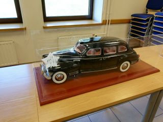 Model Legendary Limousine " Zis - 110 " 1:8 Deagostini,  Exhibition Box,  120 Magazi
