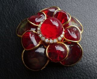 CHRIS CROUCH pate de verre - poured glass RED FLORAL BROOCH PIN signed MOANS 9