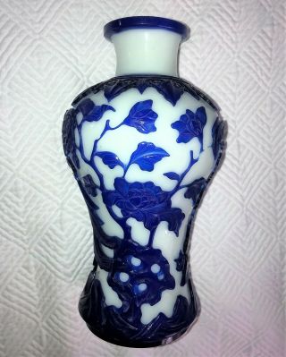 A Very FINE Antique CHINESE PEKING GLASS VASE blue / white 2