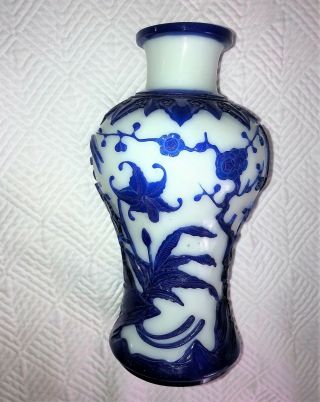 A Very FINE Antique CHINESE PEKING GLASS VASE blue / white 3