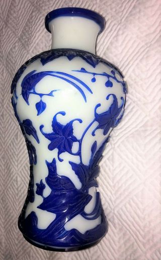 A Very FINE Antique CHINESE PEKING GLASS VASE blue / white 4