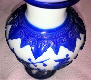A Very FINE Antique CHINESE PEKING GLASS VASE blue / white 5