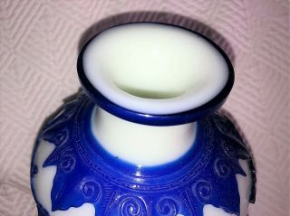 A Very FINE Antique CHINESE PEKING GLASS VASE blue / white 6