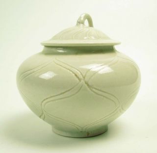 A rare Chinese porcelain Ding kiln white glaze carved small lid pot 2