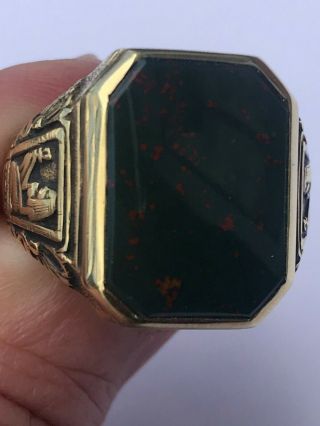 Men ' s Ring.  14k Yellow Gold and Bloodstone.  Egyptian Motif.  Size 9.  25 6