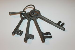 Set Of 5 Large Old Fashioned Gray Metal Skeleton Keys,  From 5.  5 " To 2.  5 " On Ring