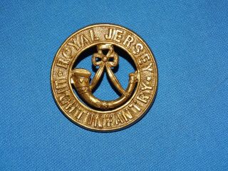 Wwi - Wwii British Cap Hat Badge,  Royal Jersey Light Infantry (323)