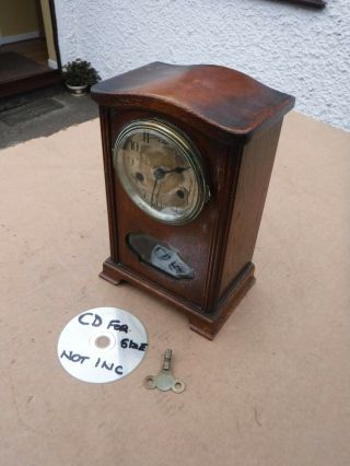 Vintage Oak Mantel Clock With Key & Pendulum.