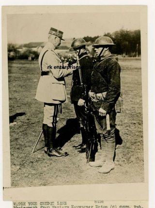 Wwi 6x8 Press Photo French General Gaucher Reward American Soldier Bravery