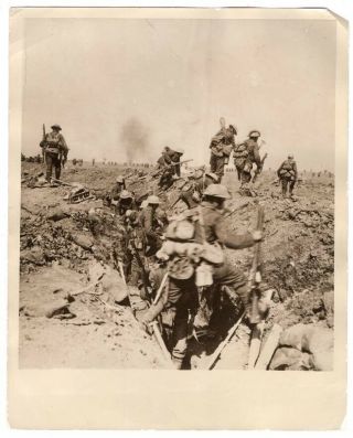 Wwi British Soldiers Going Over The Top 8x10 News Photo