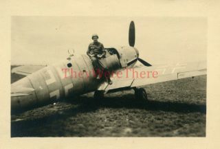 Wwii Photo - Us Gi Poses W/ Captured German Messerschmitt Bf 109 Fighter Plane