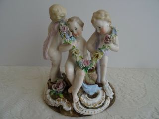 Antique Vtg Dresden Style Porcelain Figurine Of 3 Cherubs & Garland Of Flowers