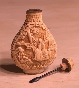 Superbly Carved Chinese White Cinnabar Snuff Bottle 3