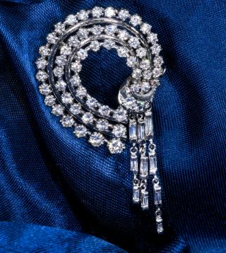 1950s French Platinum 4 Carat Brilliant Round Diamond Set Bow Brooch Pin Pendant