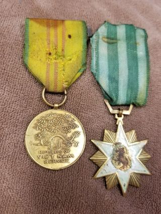 Vietnam War Service Medal Pair Theater Made Issued to Us Veteran 2