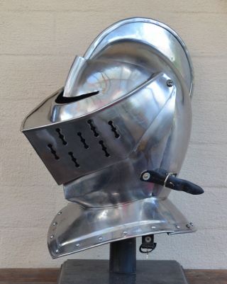 Medieval Enclosed Helmet Armour Suit