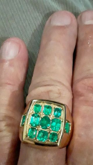 35.  4 GRAMS MEN ' S 18K SOLID GOLD COLOMBIAN EMERALD RING 8