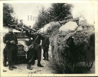 1914 Press Photo Soldiers In Heyst,  Belgium Search Carts For Spies - Lrx51534