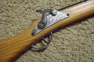 VINTAGE WALT DISNEY PAR DAVY CROCKETT ' S RIFLE CAP GUN TOY HAS OR\ANGE TIP 4