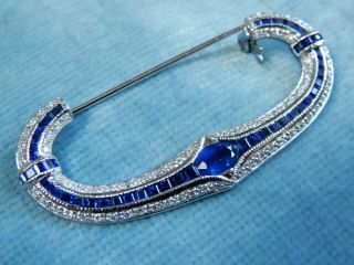 A FABULOUS 18 CT WHITE GOLD SAPPHIRE AND DIAMOND BROOCH 10