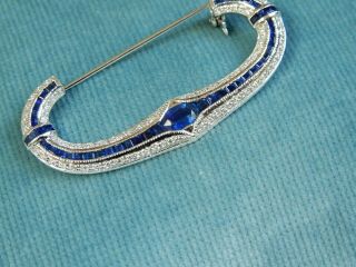 A FABULOUS 18 CT WHITE GOLD SAPPHIRE AND DIAMOND BROOCH 2