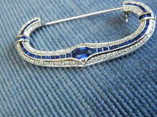 A FABULOUS 18 CT WHITE GOLD SAPPHIRE AND DIAMOND BROOCH 4