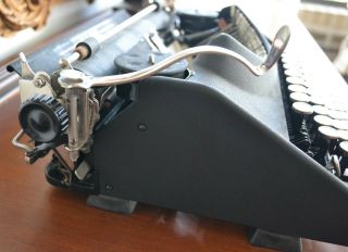 Antique/Vintage 1930s BARR Yiddish Language Portable Typewriter 4
