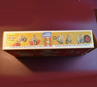 IDEAL Corp.  EVEL KNIEVEL STUNT (board) GAME 1974 5