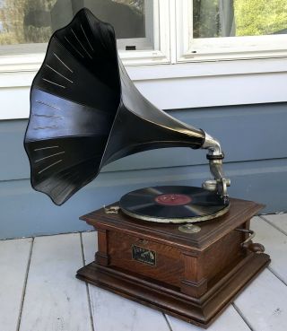 Antique Oak Victor Talking Machine Co.  Vic V Phonograph & Horn