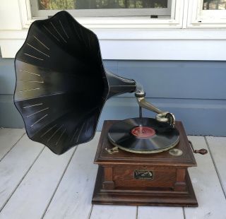 Antique Oak Victor Talking Machine Co.  Vic V Phonograph & Horn 2