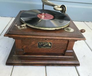 Antique Oak Victor Talking Machine Co.  Vic V Phonograph & Horn 5