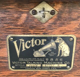 Antique Oak Victor Talking Machine Co.  Vic V Phonograph & Horn 6
