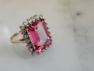A FABULOUS 9 CT GOLD STEP CUT 10.  00 CARAT PINK GEMSTONE AND DIAMOND RING 3