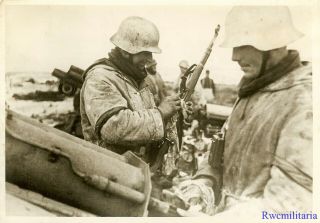 Press Photo: Winter War Wehrmacht Troops In Snow Camo Cleaning Guns; Russia