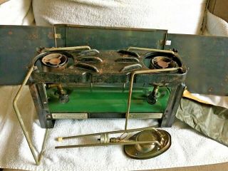 VINTAGE COLEMAN WWII MODEL TM8 - 615 US MILITARY STOVE & SHIELD NO.  523 2