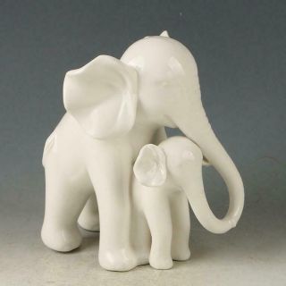 Chinese Exquisite Dehua Porcelain Handwork Carved Elephant Statue C02