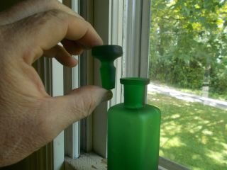TALLER C.  L.  G.  CO EMERALD GREEN FROSTED GLASS APOTHECARY STOPPER COLOGNE BOTTLE 2