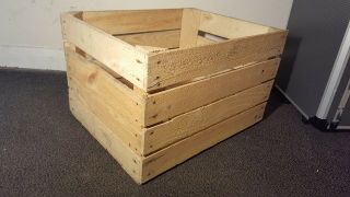 LIGHT NATURAL VINTAGE WOODEN APPLE FRUIT CRATE RUSTIC OLD BUSHEL BOX HAMPER. 4