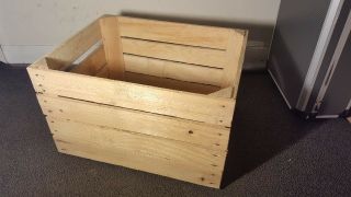 LIGHT NATURAL VINTAGE WOODEN APPLE FRUIT CRATE RUSTIC OLD BUSHEL BOX HAMPER. 5