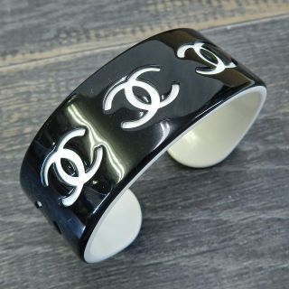 CHANEL Plastic CC Logos Black & White Vintage Bracelet Bangle 4482a Rise - on 3