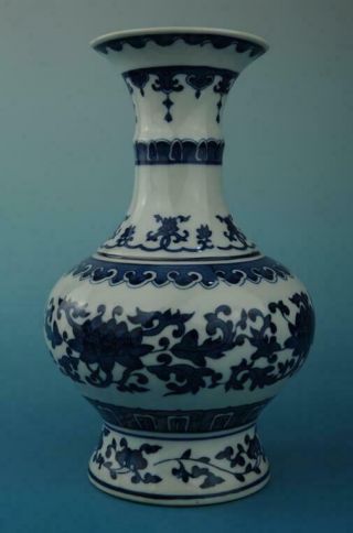 Chinese Old Blue & White Porcelain Hand Painted Flower Pattern Vase C01