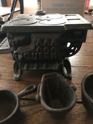 VTG MINI ' QUEEN ' CAST IRON TOY WOOD COOK STOVE SALESMAN SAMPLE With Accessories 2