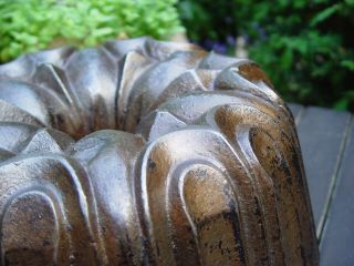 cast iron bundt cake pan,  cast iron cake pan,  antique.  very rare 