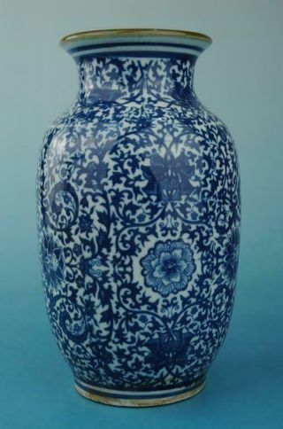 Chinese Old Blue & White Porcelain Hand Painted Flower Pattern Vase B02
