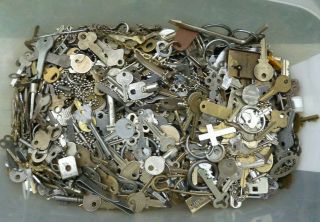 10 Lbs Assorted Antique Old Modern Keys Key Rings Key Chains & More