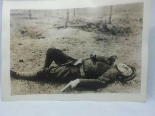 Ww1 " Dead Soldier With Revolver " Battle Graphic War Image 5 X 7 Photo