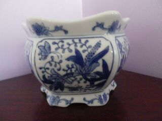 Fab Vintage Chinese Blue & White Butterflies & Flowers Des Planter 10.  5 Cms Tall