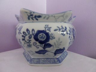 Fab Vintage Chinese Hexagonal Blue & White Flowers Des Planter 10 Cms Tall